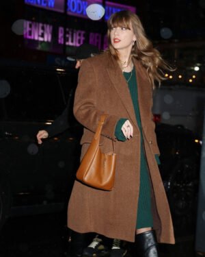 Taylor-Swift-NYC-Chic-Brown-Trench-Coat